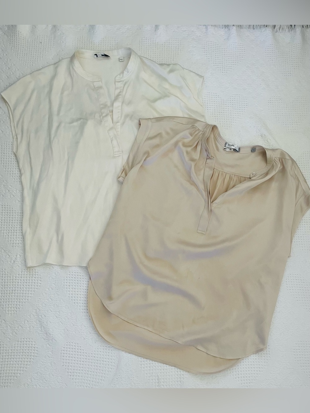 BUNDLE (2) Vince Silk Gathered Cap Sleeve Blouses Popover Women’s L/XL Neutral